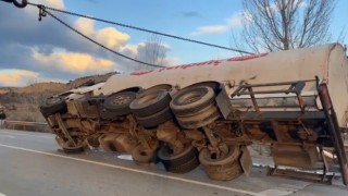 Kastamonuda yakıt tankeri devrildi, yol trafiğe kapandı
