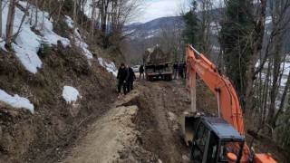 Kastamonuda yaşanan heyelan sonrası mahallenin yolu ulaşıma kapandı