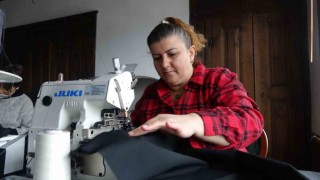 Kastamonulu kadınlar, depremzedeler için kışlık kıyafet dikiyor