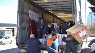 Katar Büyükelçiliği çalışanları deprem bölgesindeki yardımlarına devam ediyor