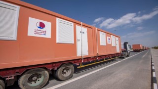 Katardan Türkiye ve Suriyeye gönderilecek 10 bin mobil evin ilk bölümü yola çıkıyor