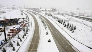 Kavak beyaz gelinliği giydi