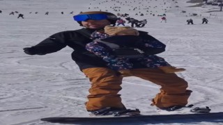 Kayak yapan Kuzey bebeğin hayret dolu bakışları