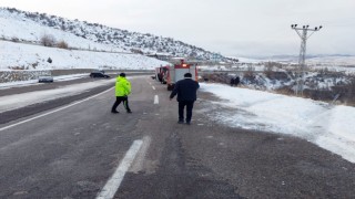 Kayganlaşan yolda kontrolden çıkan otomobil şarampole devrildi: 6 yaralı