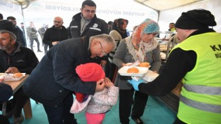 Kayseri Büyükşehir Belediyesi, İlk Konteyner Kentte Sıcak Yemek Dağıtıyor