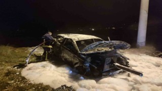 Kaza sonrası alev alan otomobil küle döndü