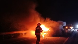 Kaza yapan araç alev topuna döndü