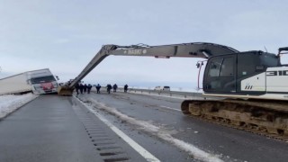 Kaza yapan ayni yardım tırı kurtarıldı