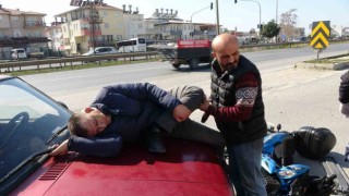 Kazada otomobil üzerine düşen yaralının hali görenleri hayrete düşürdü