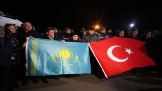 Kazak ekipler, ülkelerinde Türk ve Kazakistan bayrakları ile karşılandı