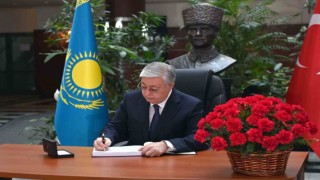 Kazakistan Cumhurbaşkanı Tokayev, Türkiyedeki depremzedeler için taziye defterini imzaladı
