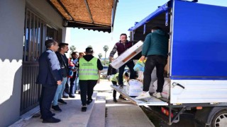 Kemerde belediyeye gelen 3 kamyonet dolusu yardım koordinasyon merkezine teslim edildi