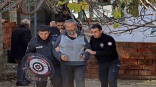 Kendini odaya kilitledi, dışarı çıkmak için muhtardan seçim sandığı istedi