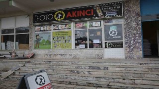 Kimlik çıkarma isteyen afetzedelere bu fotoğrafçı ücretsiz hizmet veriyor