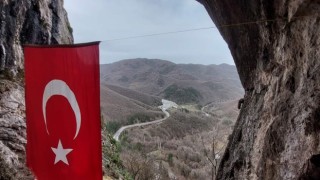 Kimsenin çıkamadığı Şahinkaya Mağarasına Türk bayrağı astı