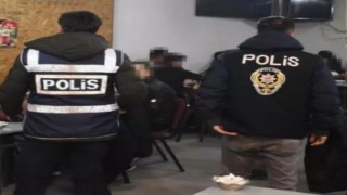 Kıraathanede kumar oynarken yakalandılar