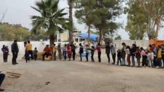Kırıkhandaki çadır kentte çocuklar gönüllü ekiple eğleniyor