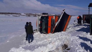 Kırıkkalede kar küreme aracı devrildi, sürücü hafif yaralandı