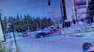 Kırmızı ışık ihlalinin kazayla sonuçlandığı anlar kamerada: 2 yaralı