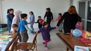 Kırmızı yelekliler, depremzede çocuklara moral oldu