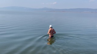 Kış soğuğuna aldırmadan İznik Gölüne girdiler