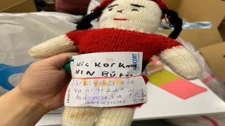 Kıyafet ve oyuncakları ile birlikte sevgi dolu mesajlarını da gönderiyorlar
