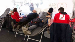 Kızılay depremzedeler için Taksim Meydanında kan bağışı kampanyası başlattı