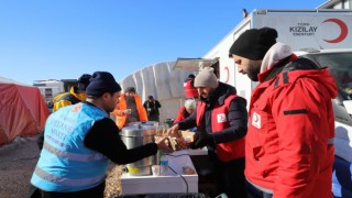 Kızılay gönüllüleri depremin etkisi geçene kadar bölgede faaliyetlerine devam edecek