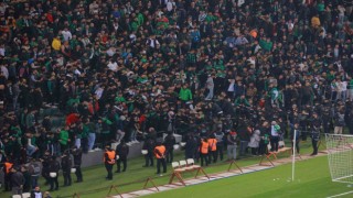 Kocaelispor - Sakaryaspor maçında tribünde gerginlik