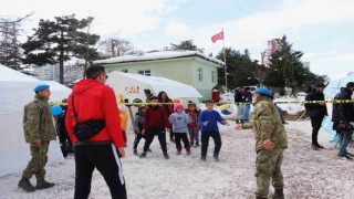 Komandolar ile depremzede çocukların kıran kırana voleybol maçı