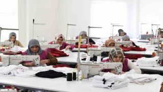 KOMEK ve ASEM mensupları depremzedelerin içini ısıtıyor