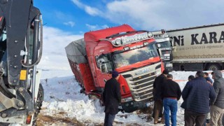 Kontrolden çıkan tır, kamyonla çarpıştı