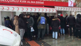 Konyada depremzedeler için vatandaşlar kan merkezlerine akın etti