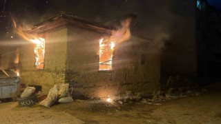 Konyada metruk ev alev alev yandı