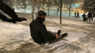Konyada naylon poşetli kayak keyfi