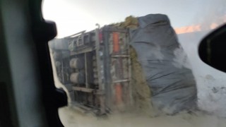 Kop Dağında saman yüklü kamyon devrildi sürücünün burnu bile kanamadı