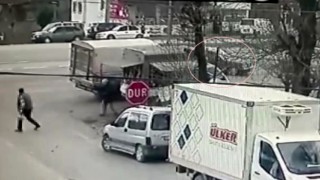 Köpeğe çarpmamak için manevra yaptı kamyonete çarptı