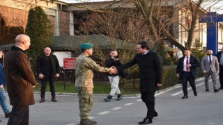 Kosova Başbakanı Kurti, Kosovadaki Türk askerine taziye ziyaretinde bulundu