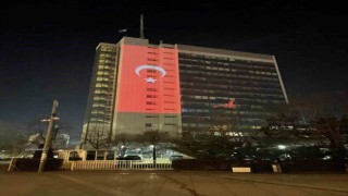 Kosova Başbakanlık binasına Türk bayrağı silueti yansıtıldı