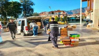 Köyceğize gelen depremzedelerin ihtiyaçlarını yardımseverler karşılıyor