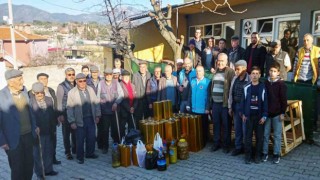 Köylülerden depremzedelere zeytinyağı, turşu ve zeytin yardımı