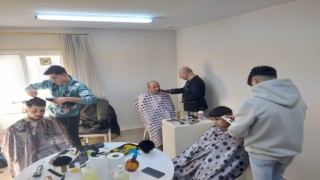 Kuaförler depremzedeler için çalışıyor