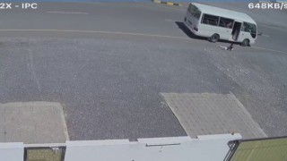 Küçük kız hareket halindeki minibüsten düştü, şoför yola devam etti