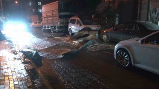 Küçükçekmecede çatı kaplaması uçtu, 2 araç hasar aldı