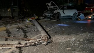 Küçükçekmecede kontrolden çıkan araç elektrik direğine çarptı: 4 yaralı