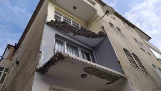 Küçükçekmecede yıkılan balkon deprem paniği oluşturdu