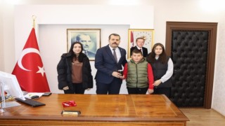 Kumbarasında biriktirdiği paraları depremzedelere bağışladı
