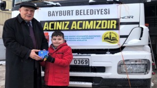 Kumbarasında biriktirdiği parayı deprem bölgesine gönderen Bayburtlu minik Ömer: Çocuklar üşüyor çok üzülüyorum