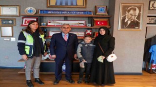 Kumbarasını depremzedelere bağışlayan Ömer Faruka Başkan Işıktan jest