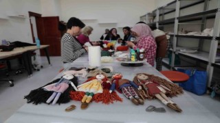 Kursiyerler depremzede çocuklar için bez bebek yapıyor